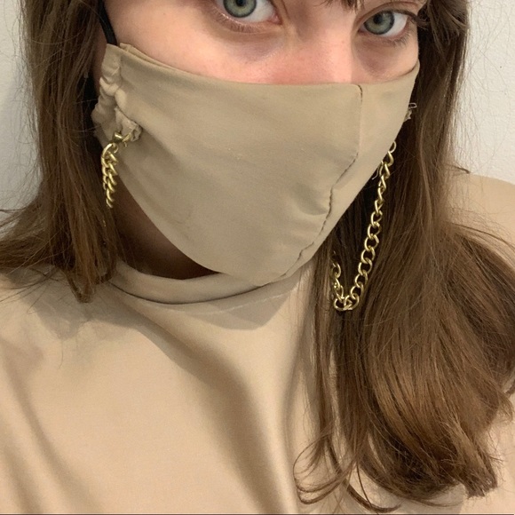 Face Mask With Chain - Picture 9 of 9